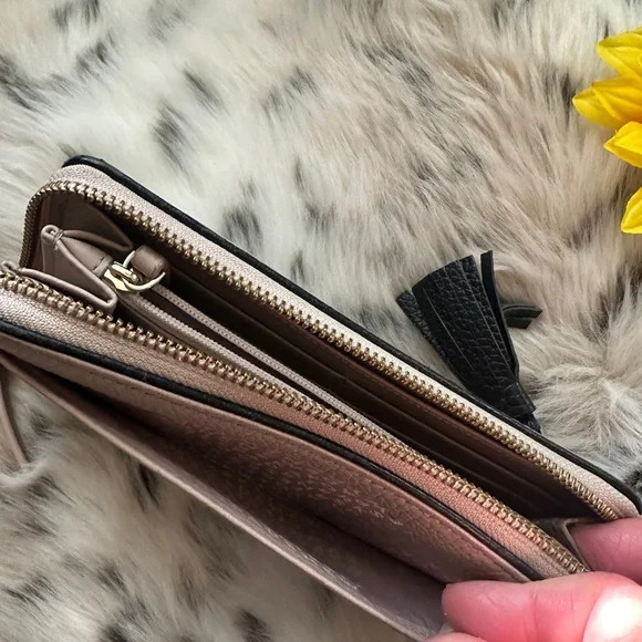 Kate Spade Beige w Black Trim Leather Wallet - Picture 5 of 8